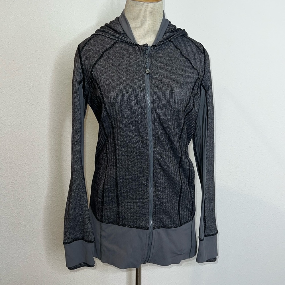🔹 Lululemon Herringbone Hooded Daily Practice Jacket